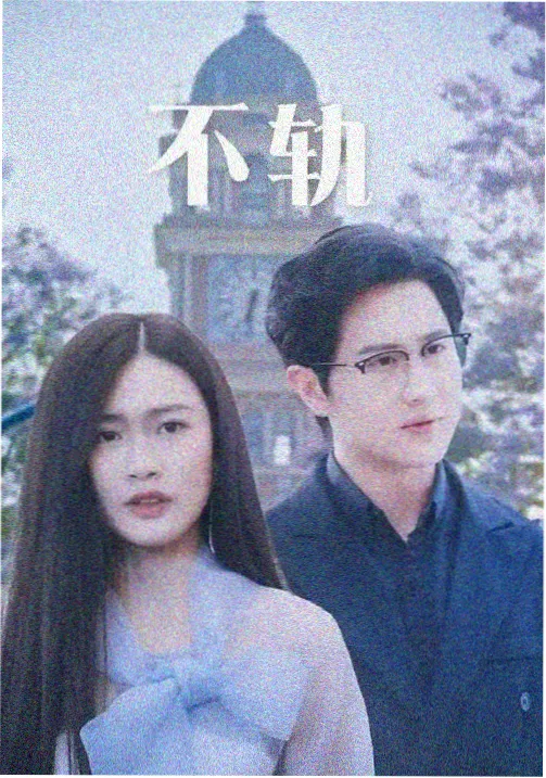 马背基础课教学场景：教练牵引马匹与学员练习慢步